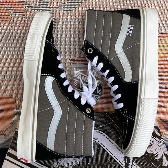 Vans Men’s Skate Sk8-Hi
Reflective Black/Grey
VN0ASFCCN42
Sneakers - Picture 12 of 16